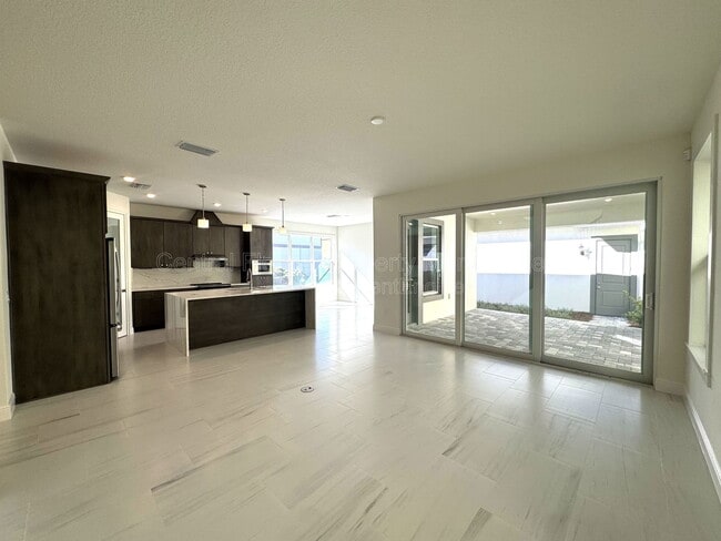 Photo - 9819 Gobat Aly