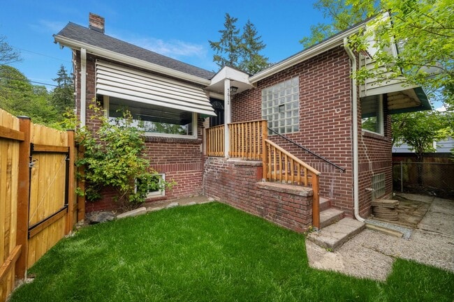 Building Photo - 2bd/1ba Seattle Home