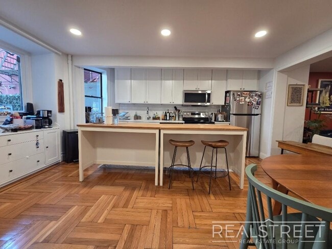 Building Photo - Stunning 3br/2 Bath in Prime Carroll Gardens