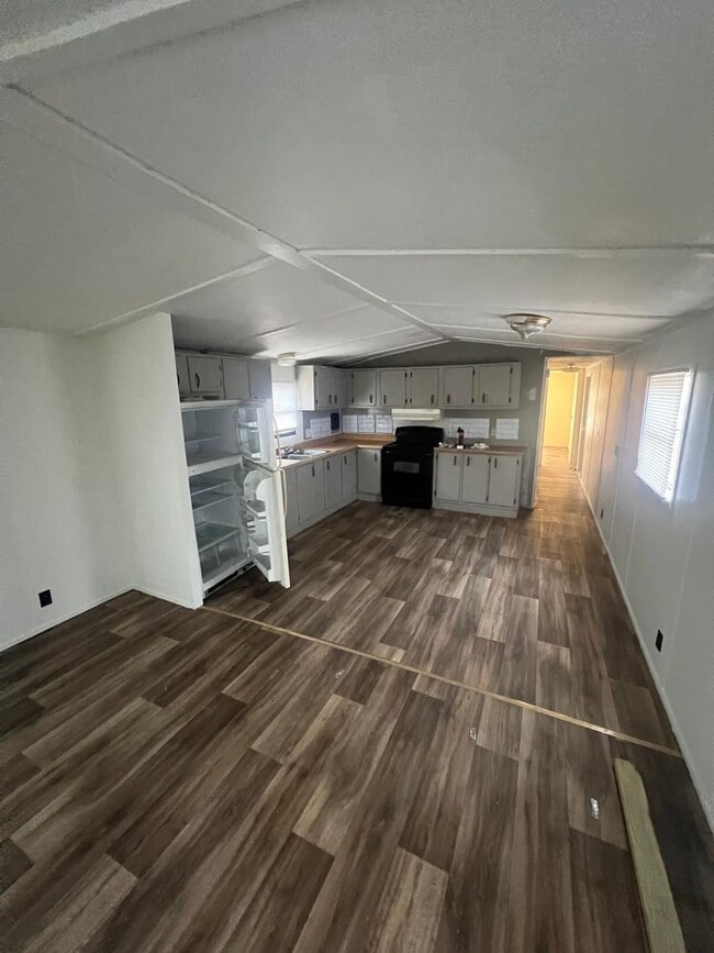 Renovated 2-Bed, 1-Bath Mobile Home - Renovated 2-Bed, 1-Bath Mobile Home Unit 92 Westwood Dr-P