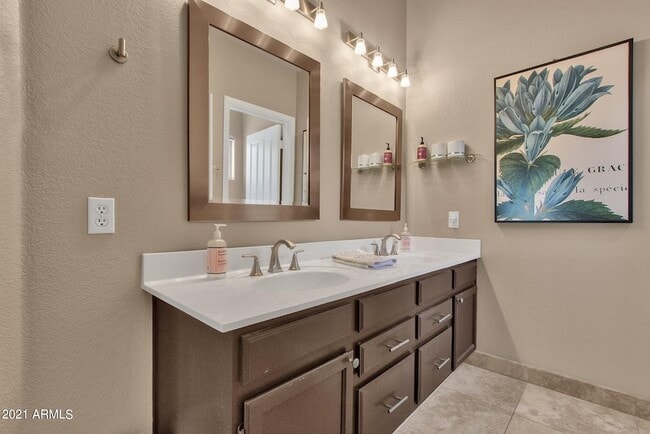 Photo - 1138 E Amberwood Dr