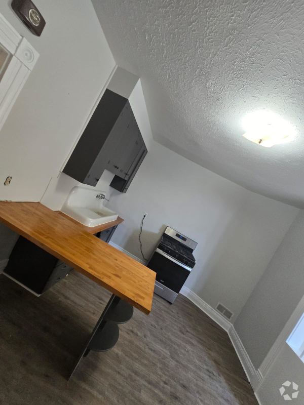 Building Photo - 3524 Cass St Rental