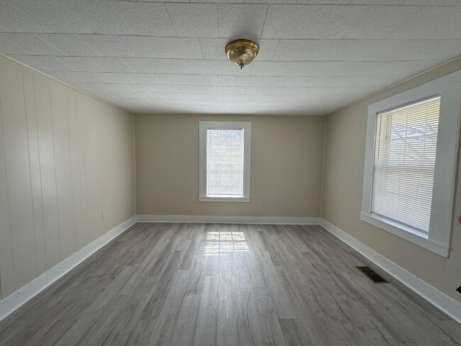 118 N Fowler Ave