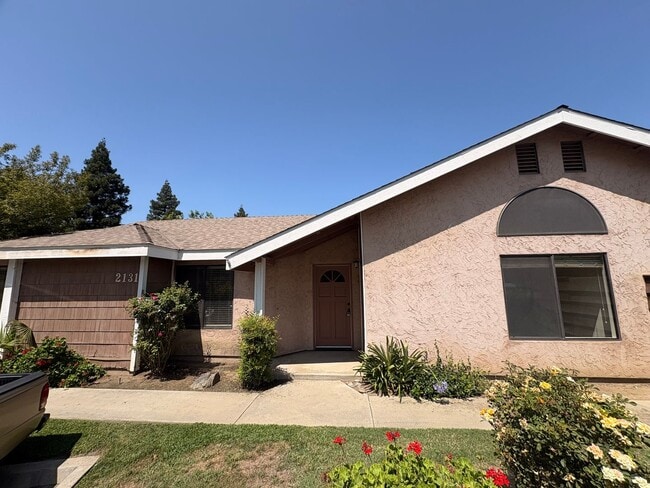 Building Photo - Cozy 3 bedroom, 2 bathroom home in Northeast Visalia