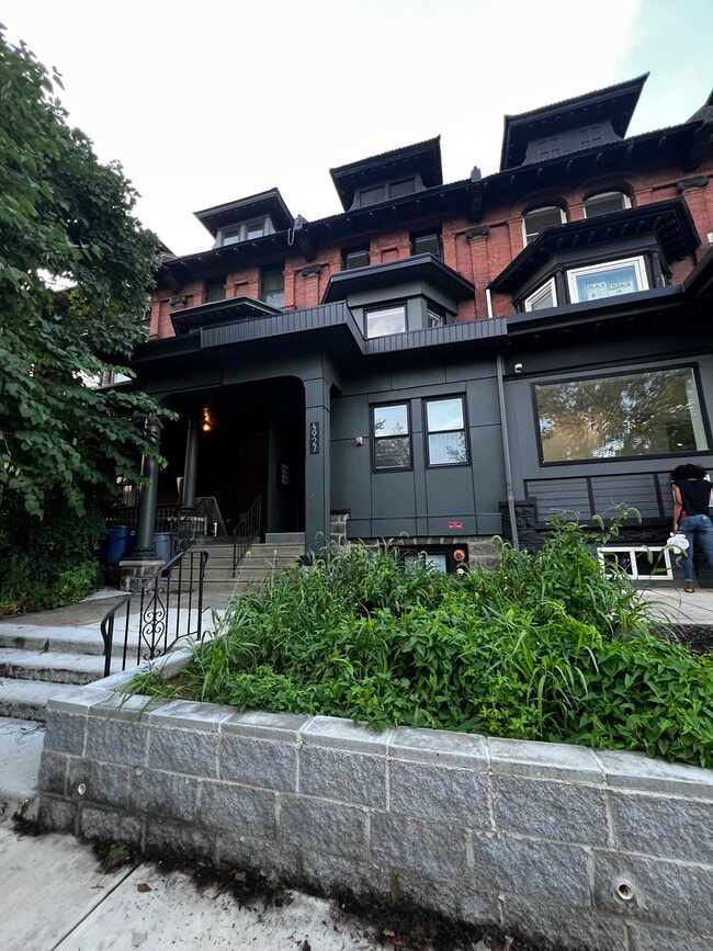 Photo - 4927 Catharine St