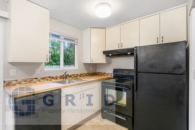 Photo - Two Bedroom Apartment Available - Private Yard Space - $500 MOVE IN SPECIAL! Unidad 7033