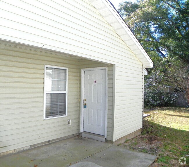 Building Photo - Inviting 2-Bedroom Home in West Pensacola ... Unit B