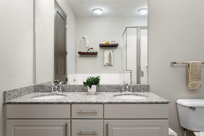 Experimente el lujo en cada detalle con este elegante diseño de baño. - Rowe Vinings