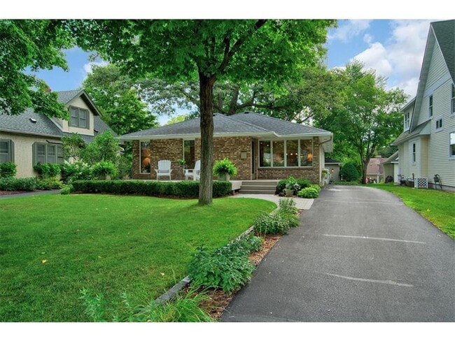 Building Photo - 214 Broadway Ave N