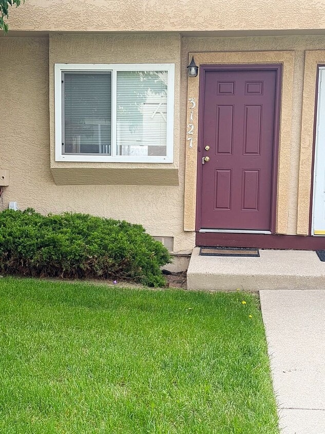 2 bedroom townhome on east side-Don't miss... - 2 bedroom townhome on east side-Don't miss...