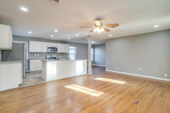 Photo - Spacious 4-Bedroom Gem with Granite Touche... Apartamento