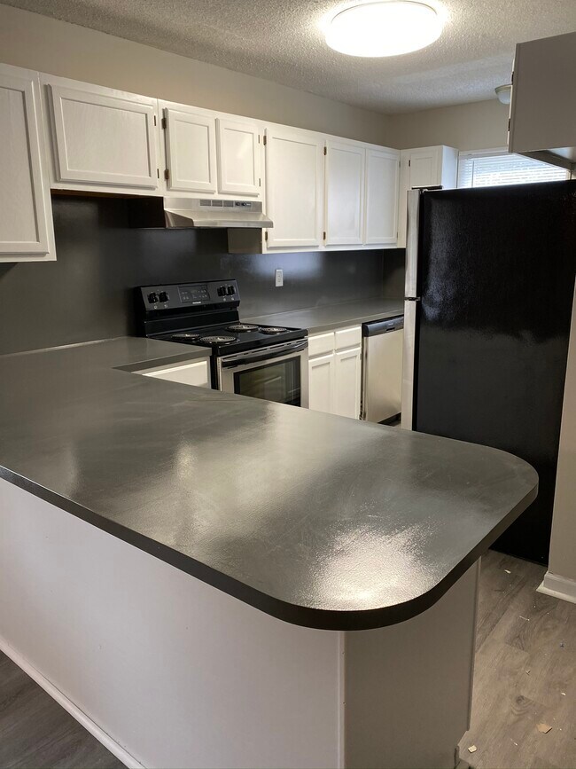 Cedar Rock 3 Bedroom Kitchen - Apartments on 20th