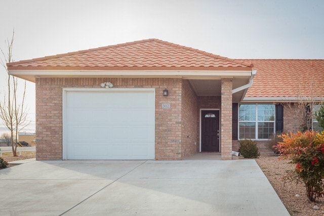 Building Photo - Beautiful duplex with granite countertops and more!