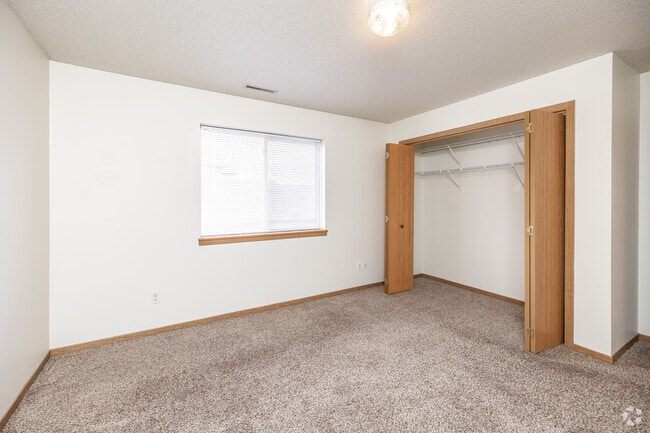 2BR, 1BA - 1st & 2nd Floor/920 SF