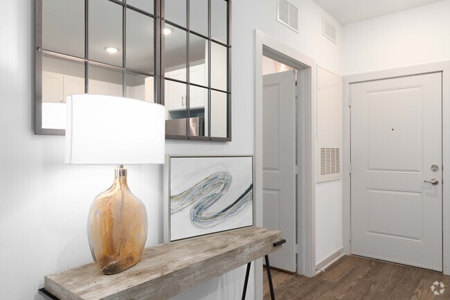 1BR, 1BA - 816SF Entry