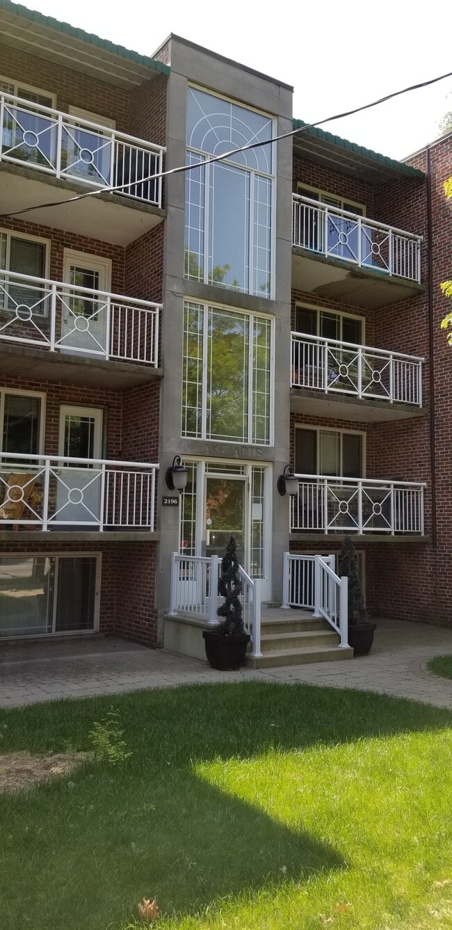 Building Photo - 2196 Lakeshore Rd