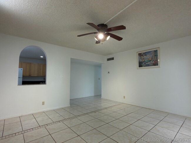 Building Photo - 636 NW 13th St Unit 0140