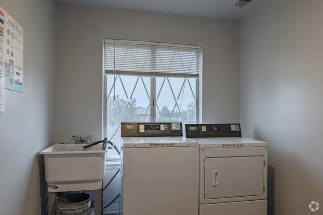 2BR, 1BA Laundry