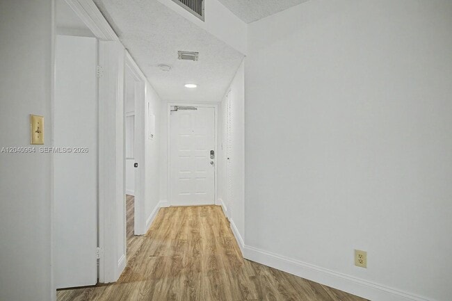 Photo - 15575 Miami Lakeway N Unidad 206