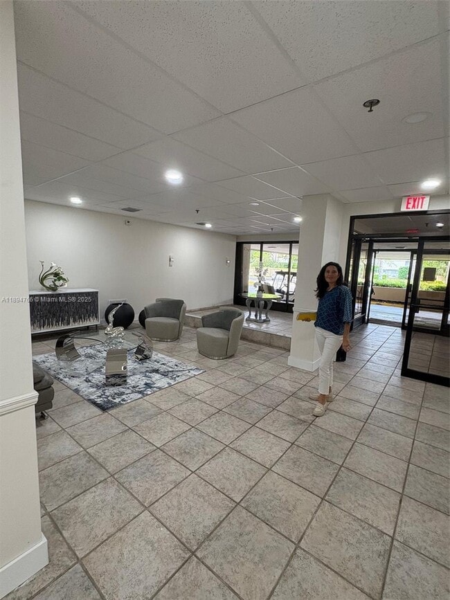 Photo - 900 NE 195th St Unidad 702