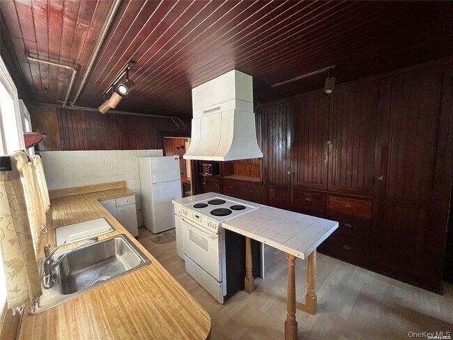 Photo - 146 Bayview Ave