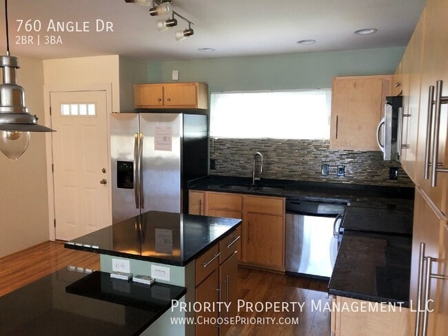 Photo - 760 Angle Dr