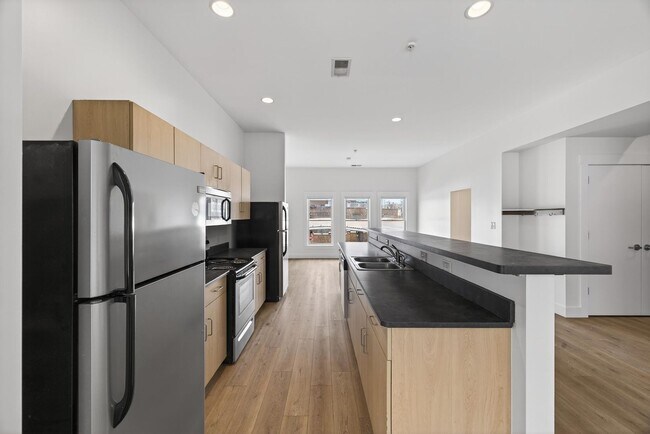 Building Photo - 116 E 3rd St Unit Apt 200