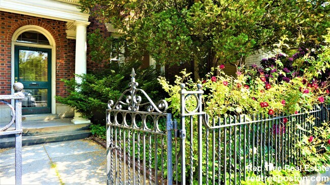 Building Photo - 1712 Beacon St Unit 1