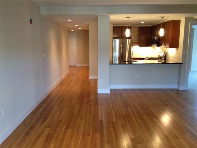 Building Photo - Luxury 2-bed Condo