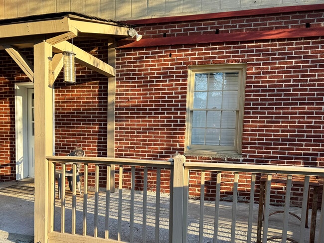 Entrada principal de la casa del nivel inferior - 986 Level Creek Rd