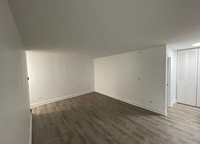 Living Area - 426 W Barry Ave Unit 212