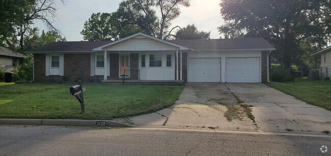 Building Photo - large free standing home Just S. of 13th a...