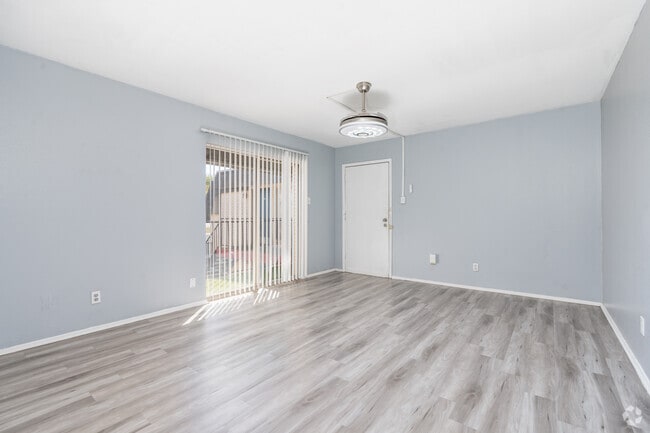 2BR, 2BA - 928SF - Living Room