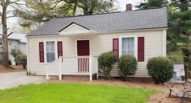 This charming Cap Cod style cottage is a 2 bed and single bath home that has been beautifully renova - 174 Enota Ave NW House