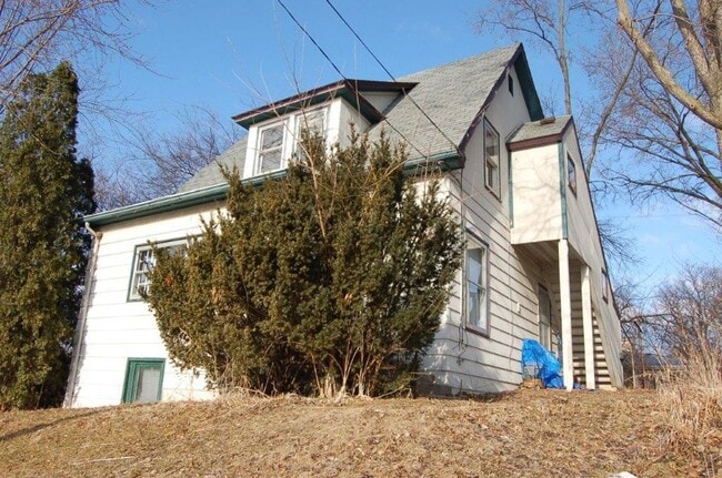 Building Photo - 1626 Winnebago St Unit 2