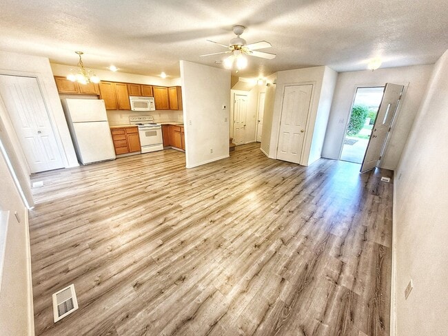 Photo - Beautiful 3 bed 1.5 bath Townhome with garage in Nampa!