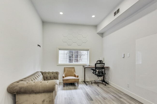 Photo - 815 Oak St Apartments Unit 815A
