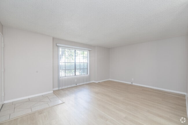 1BR, 1BA - 650SF - Living Room - Peppertree Apartments