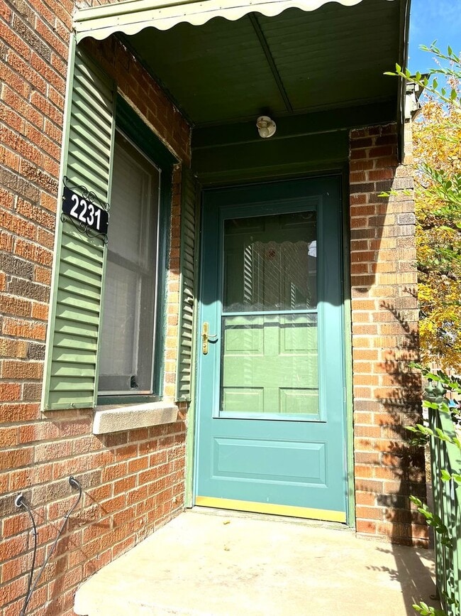 Building Photo - 2229/31 N Gatewood Unit 2231 N Gatewood