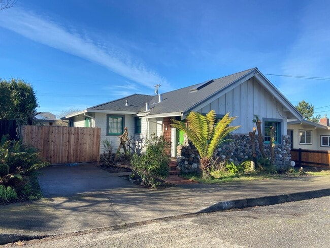 Photo - House with Charm, 2/1 with large garage and bonus room & bathroom