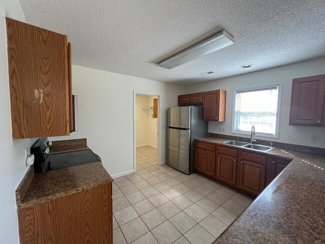 Photo - 100 Dover Ct E