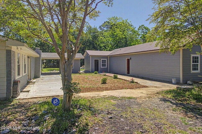 Building Photo - 3 bedroom close to D'Iberville! Unit #4