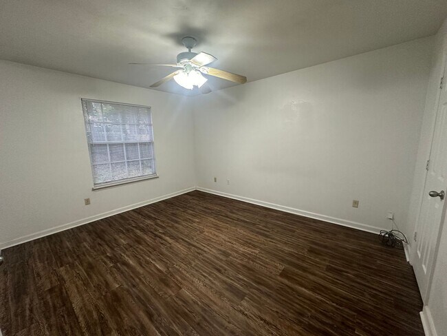 Photo - Richview Park Cir unit avail NOW!!!