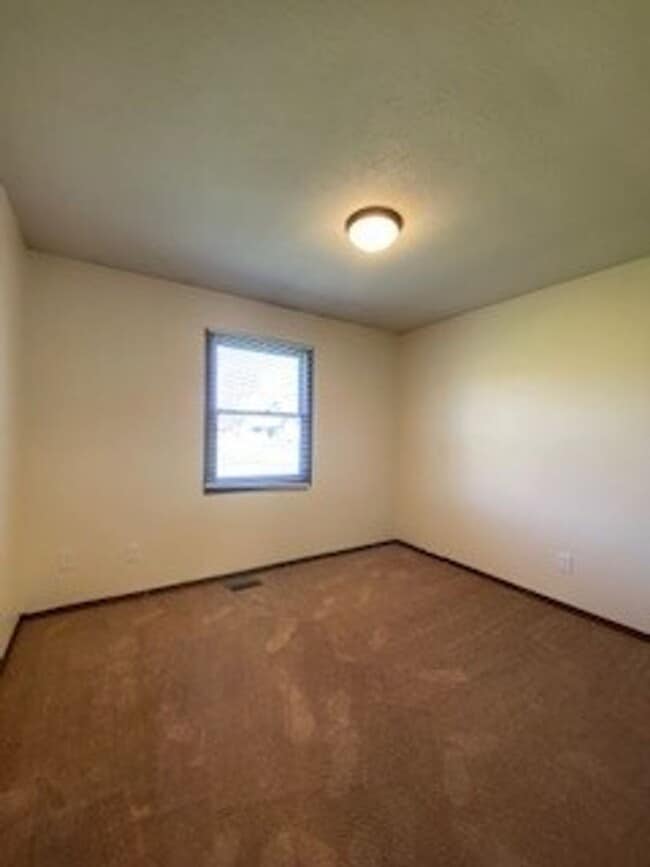 Building Photo - 1312 Co Rd 6 Unit 1312 County Road 6 East