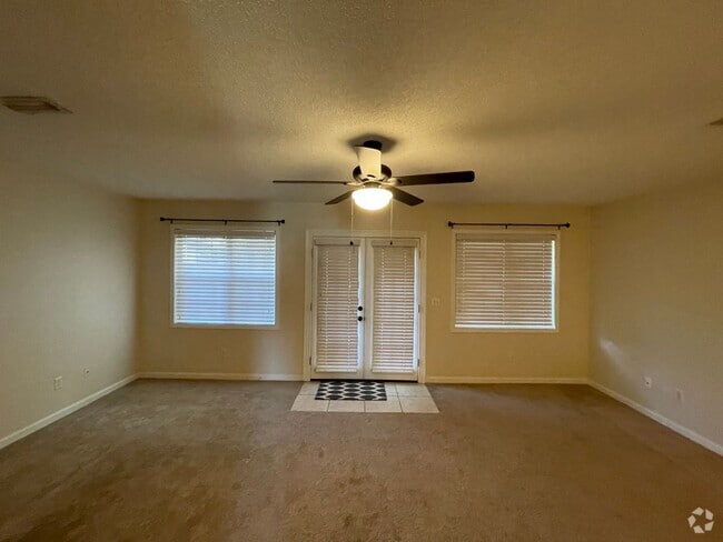 Building Photo - Foxchase Subdivision! END UNIT CLOSE TO CO... Rental