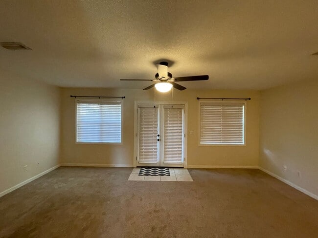 Foxchase Subdivision! END UNIT CLOSE TO CO... - Foxchase Subdivision! END UNIT CLOSE TO CO... Townhome