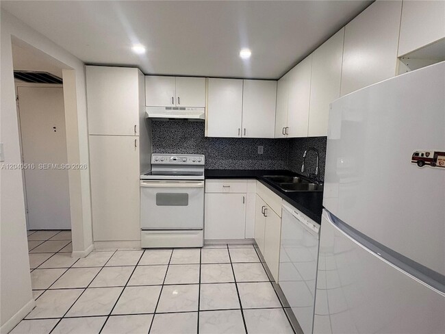 Photo - 2741 Taft St Unidad 211