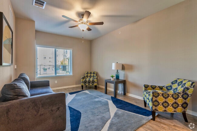 2BR, 2BA - 935 SF - Living Area