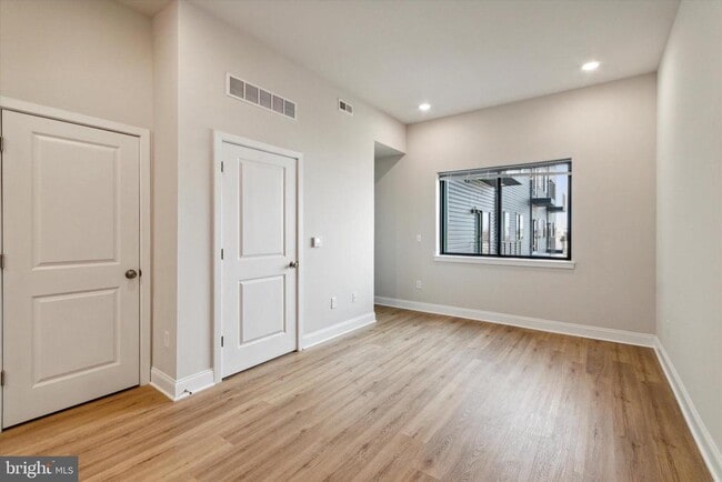 Building Photo - 2143 E Lehigh Ave Unit 201