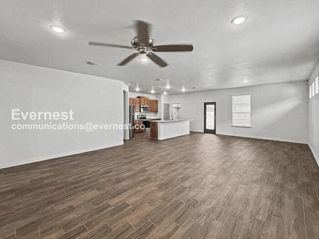 Photo - 2208 Hornbeam St